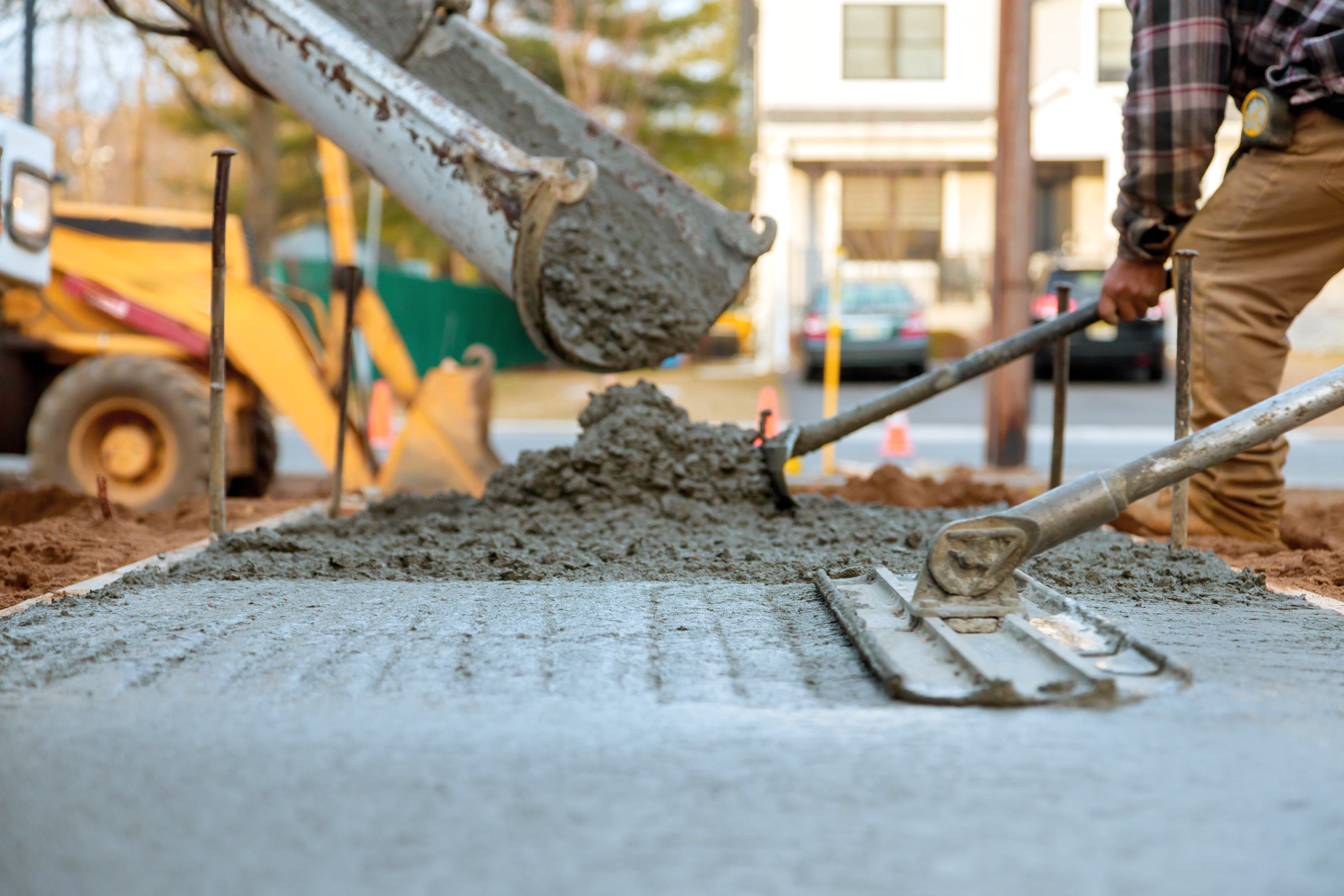 Beton z dowozem — podawanie mieszanki na płytę fundamentową